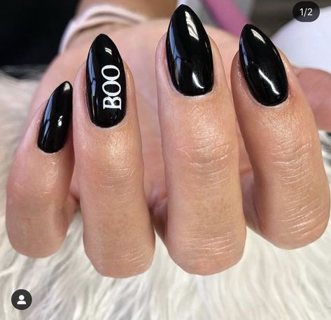 Basic Halloween Nails Acrylic, Spooky Halloween Nails Simple, Wednesday Addams Nails Ideas, Oval Halloween Nails, Easy Halloween Nails Simple, Minimal Halloween Nails, Simple October Nails, Black Spooky Nails, Simple Spooky Nails