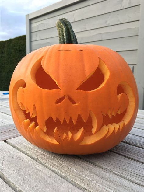 Pumpkin Lantern Ideas, Halloween Pumpkin Faces Ideas, Punkins Carving, Ideas De Calabazas Halloween, Pumpkin Carving Creative, Dovleci Halloween, Carving Pumpkins Ideas, Pumpkin Faces Ideas, Halloween Pumpkins Carvings Designs