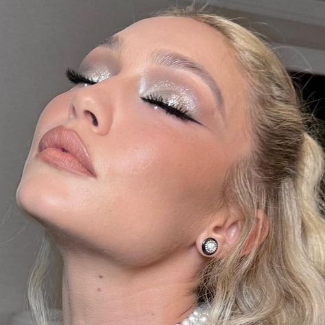 Who What Wear on Instagram: "The glam is glamming. For every breathtaking beauty look at the 2023 #MetGala, head to the link in bio. 💫 photos: @patrickta" Patrick Ta Makeup Looks, 1998 Makeup, Fancy Eyeliner, Mint Green Makeup, Rhinestone Makeup Looks, Nye Makeup, Sparkly Makeup, Patrick Ta, Formal Makeup