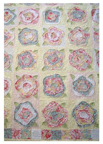 Neat applique and variegated thread machine stitching Shabby Quilt, French Roses, Shabby Chic Quilts, Chic Quilts, Rose Quilt, Start Quilting, Tshirt Quilt, Flower Quilts, Pretty Quilt