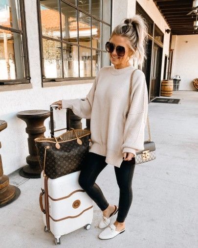 Casual Airport Outfit, Airport Outfit Winter, Easy Street Tunic, Airport Attire, Cute Airport Outfit, Plane Outfit, Comfy Airport Outfit, Comfortable Travel Outfit, Airport Travel Outfits