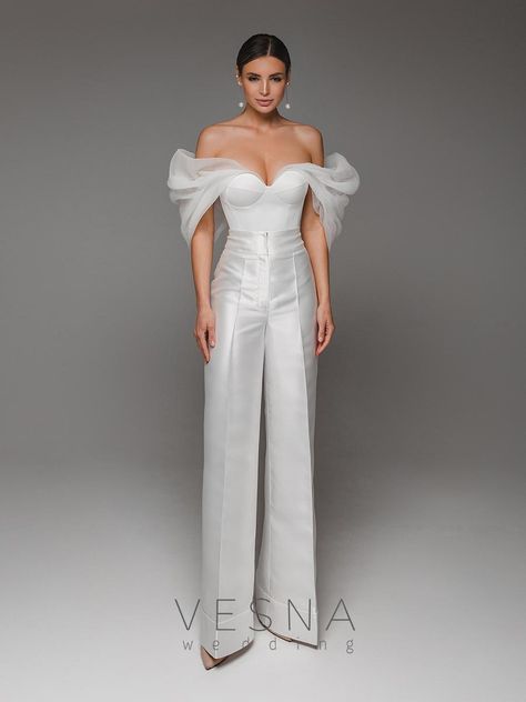 Modern Filipiniana Dress, Filipiniana Dress, Stile Casual Chic, Wedding Dresses A, Timeless Wedding Dress, Civil Wedding Dresses, Elegant Outfit Classy, Bridal Jumpsuit, Wedding Jumpsuit