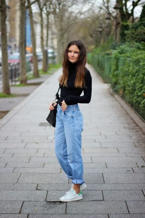 All about the boyfriend jeans. Boyfriend Jeans Outfit, Mode Retro, Leather Pants Outfit, Mom Jeans Outfit, Chique Outfits, Comfy Jeans, Moda Jeans, Blouse Jeans, Outfit Jeans