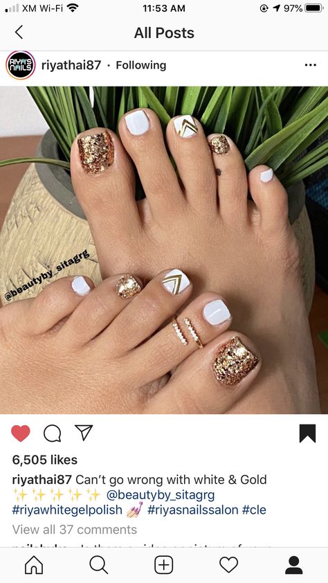 Boho Toenails, Pedicure Ideas White With Design, Winter Gel Toe Nails, Pedicure Ideas With Glitter, Country Pedicure Ideas, Spring 2023 Pedicure Trends, Pedicure Ideas New Years Toenails, Nashville Pedicure, Fall Wedding Pedicure