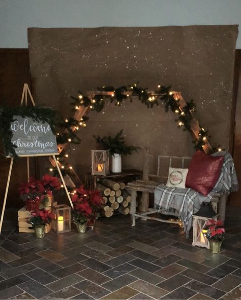 Christmas Photo Scene Ideas, Christmas Photo Booth Ideas Diy, Christmas Photo Corner, Christmas Photo Backdrop Ideas Diy, Rustic Christmas Backdrop, Christmas Photo Wall, Christmas Backdrops For Photos, Christmas Stage Decorations, Outdoor Christmas Photos