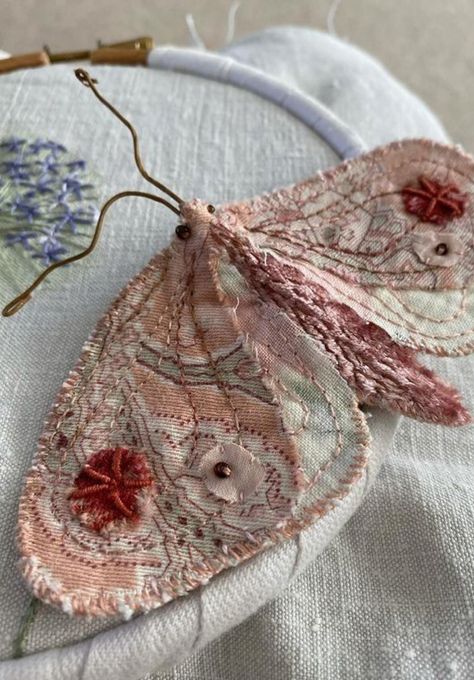 Sculpture Textile, Textile Art Embroidery, Textile Sculpture, Fabric Butterfly, Fibres Textiles, Insect Art, Slow Stitching, Art Textile, Soft Sculpture