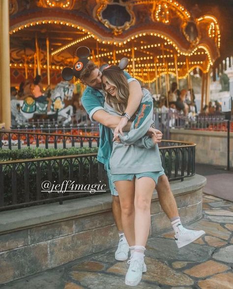 Couple Pictures At Disney, Disney World Photoshoot Couple, Disneyland Photoshoot Couple, Disneyworld Aesthetic Couple, Disney World Couple Photos, Disneyland Couple Photos, Disney World Photo Ideas Couples, Magic Kingdom Photo Ideas Couples, Couple Poses Disney