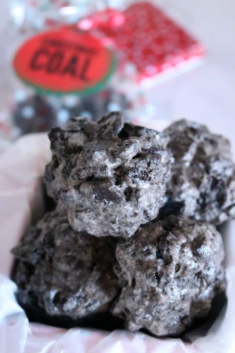 Easy Oreo Christmas Coal Recipe for Friends and Neighbors! A super cute treat and dessert idea to give away or share at the office or a holiday party! Natal, Coal Recipe, Oreo Christmas, Easy Holiday Desserts Christmas, Holiday Recipes Christmas Desserts, Holiday Treats Christmas, Christmas Coal, Holiday Desserts Christmas, Christmas Desserts Easy