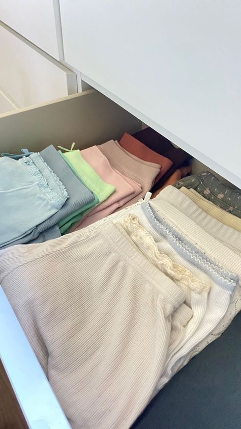 Organizing Ideas Drawers Clothes, Clothes Aesthetic Organization, Aesthetic Drawer Organization Clothes, Wardrobe Drawers Organisation, Organization Clothes Drawer, Dresser Drawers Organization, Organized Drawers Clothes Aesthetic, Dresser Organization Aesthetic, Room Dresser Organization