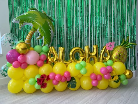 Tropical Balloon Bouquet, Luau Backdrop Ideas, Aloha Balloons, Tropical Balloon Arch, Moana Birthday Decorations, Hawaii Birthday Party, Hawaii Themed Party, Party City Balloons, Party Balloons Diy