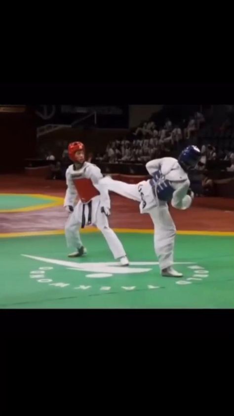 Taekwondo Art, Taekwondo Video, Karate Video, Tkd Taekwondo, Martial Arts Moves, Gym Motivation Videos, Taekwondo Girl, Judo Karate, Mixed Martial Arts Training