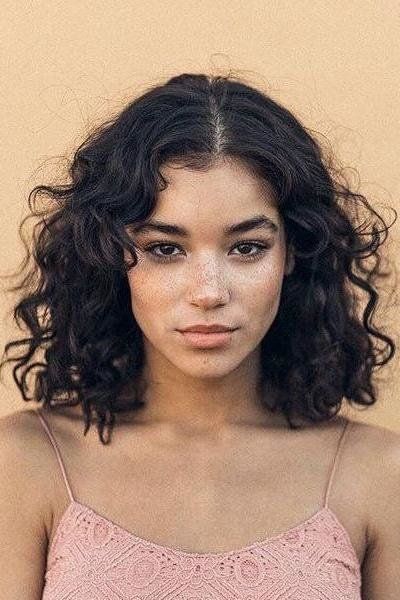 These Shoulder-Length Bobs Are The Perfect Length: Carefree Curls Haircuts For Frizzy Hair, Curly Hair Photos, Short Curly Haircuts, Haircuts For Curly Hair, Penteado Cabelo Curto, Curly Hair Cuts, Hair Photo, Short Curly Hair, Grunge Hair