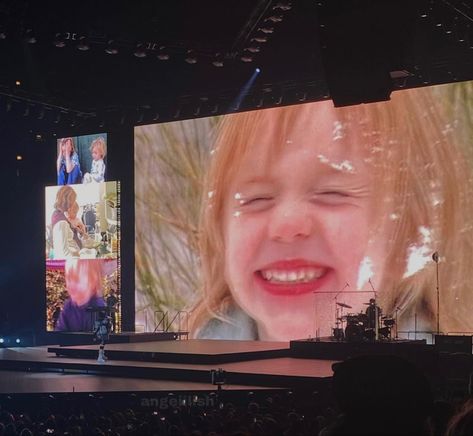 Billie Eilish performing in Chicago, Illinois at the United Center - March, 14th 2022. #HTEChicago Billie Eilish Performing, My Moon And Stars, Carpool Karaoke, United Center, Still Love Her, Angel Face, Tv Girls, Chicago Illinois, Billie Eilish