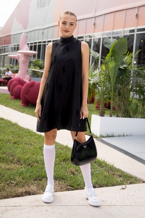 Street style at Art Basel Miami 2023 Miami Art Basel Fashion, Art Basel Miami Outfit 2023, Art Basel Outfit, Art Basel Miami Outfit, Street Style Art, What People Are Wearing, Miami Street Style, Miami Outfits, Art Basel Miami