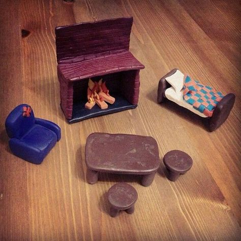 Clay dollhouse furniture Clay Dollhouse Furniture, Lamasa Art, Girly Toys, Clay Furniture, Elf Garden, Polymer Clay Ideas, Clay Dollhouse, Diy Fairy Door, Easy Polymer Clay