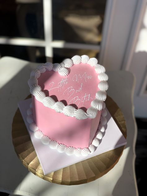 Pink and white heart-shaped birthday cake with strawberry cake and strawberry buttercream Essen, Heart Shape Cake With Strawberries, Pink Circle Birthday Cake, Pink Love Heart Cake, Heart Cake Strawberry, Pink And White Vintage Cake, Pink Heart Shaped Cakes Birthday, Pink And White Heart Cake, Small Heart Cake