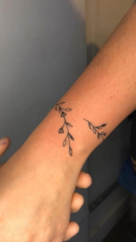 Tato Minimal, Tattoo Plant, Tato Henna, Inspiration Tattoos, Wrist Tattoos For Women, Classy Tattoos, Discreet Tattoos, Dainty Tattoos, Subtle Tattoos