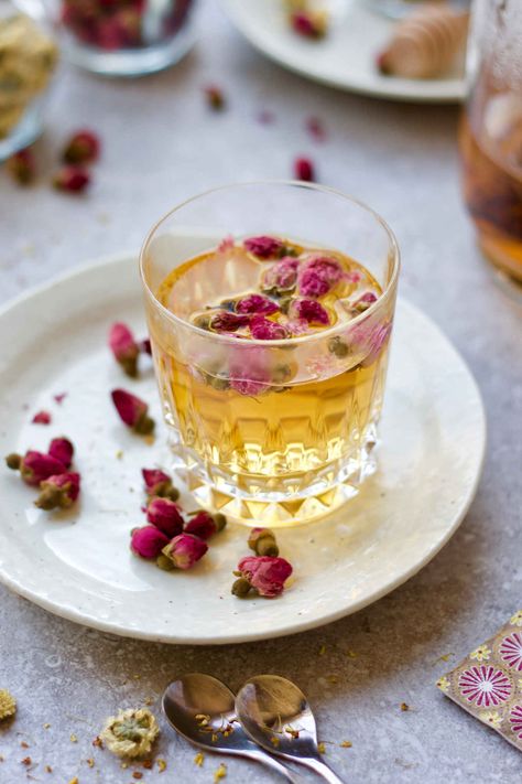 Herbal Tea Photography, Lose Belly Fat Quick, Herbal Teas Recipes, Herbal Drinks, Healthy Teas, Tea Benefits, Rose Tea, Floral Tea, Flower Tea