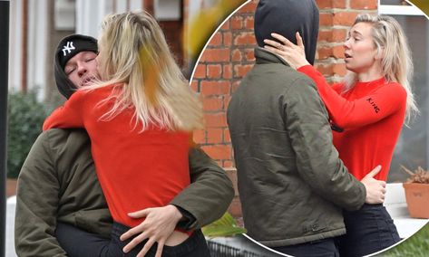 Vanessa Kirby leaps into boyfriend Callum Turner's arms Taylor Nation, Netflix Dramas, Callum Turner, Vanessa Kirby, Princess Margaret, Just Friends, Margot Robbie, Tom Cruise, Blonde Beauty