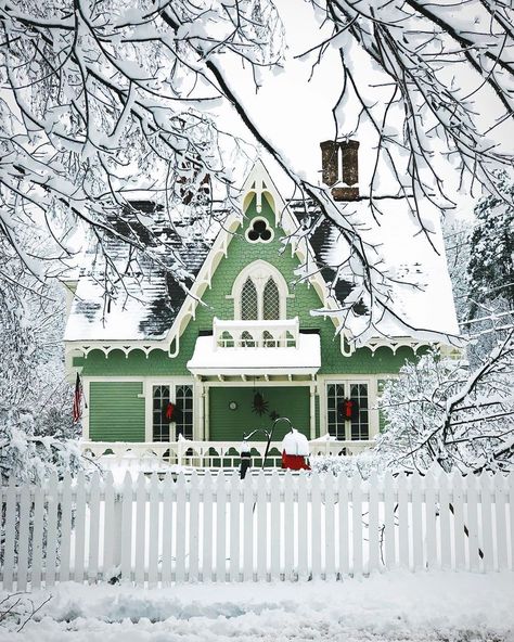 Gingerbread Trim, Cute Cottages, Storybook Cottage, Dream Cottage, Cute House, Winter Is Here, Picket Fence, Green House, Shabby Chic Homes