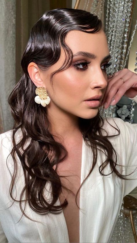 Wet Hair Glam Look, Fashion Shoot Hairstyles, Wet Hair Wedding Look, Runway Fashion Hairstyles, 2023 Red Carpet Makeup, Wet Hair Look Fashion Editorial, Wet Hair Trend, Hairstyles For Editorial Shoot, Fashion Editorial Hairstyles