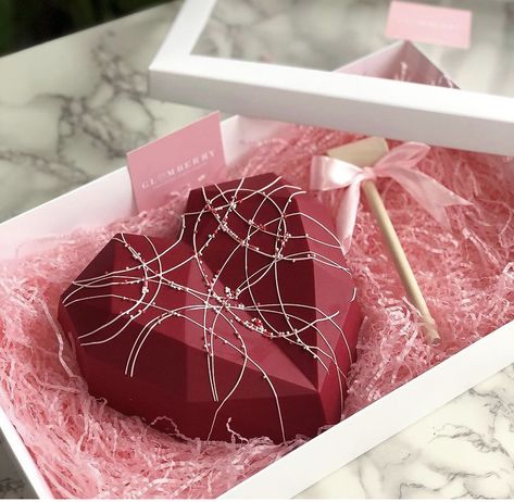 Inside Breakable Heart Ideas, Smashable Heart Chocolate, Brze Torte, Smash Heart, Chocolate Heart Cakes, Chocolate Pinata, Cake Pop Decorating, Hot Chocolate Gifts, Valentine's Day Gift Baskets