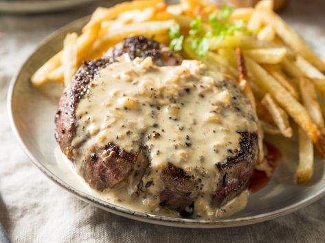 farine, beurre, bouillon de boeuf, vinaigre aromatisé à l'estragon, poivre Peppercorn Sauce For Steak, Sauce Au Poivre, Steak Dishes, Brown Recipe, Peppercorn Sauce, Alton Brown, European Cuisine, French Dishes, European Food