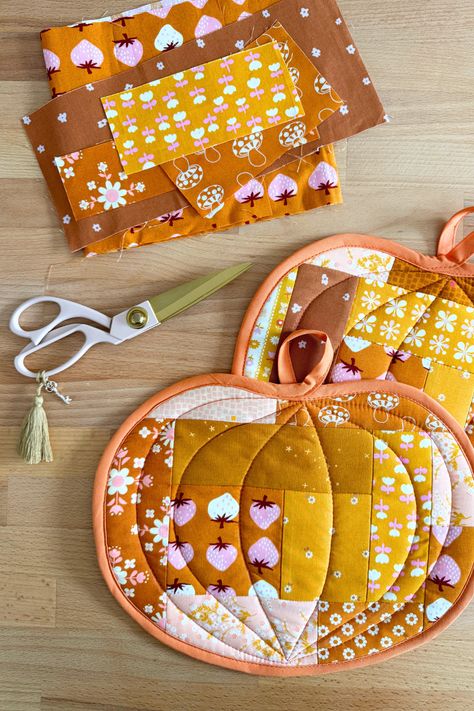 Quilted Pumpkin Potholders, Pumpkin Hot Pad Pattern, Pumpkin Pot Holders, Diy Quilted Hot Pads, Sewing Thanksgiving Projects, Pot Holder Sewing Pattern Free, Homemade Pot Holders Diy, Potholder Quilt Patterns, Free Potholder Patterns Sewing Quilted Potholders