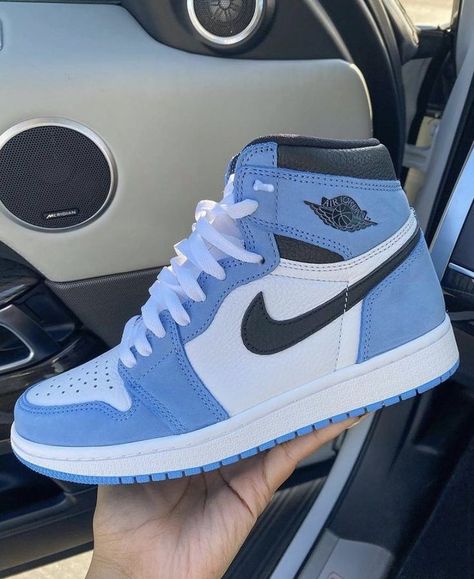 White Jordan 1, Blue Basketball Shoes, Black Basketball Shoes, Trendy Shoes Sneakers, Dr Shoes, Nike Shoes Girls, Jordan Shoes Girls, Jordan Shoes Retro, All Nike Shoes