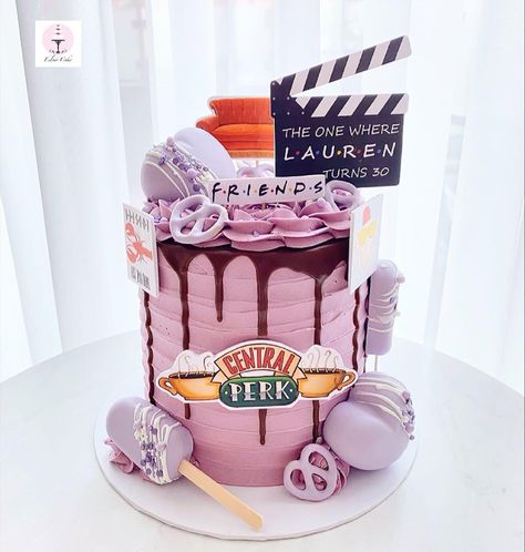 Friends Inspired Cake, Friends Cake Ideas, Friends Cake Design, Teenager Birthday Cake, Friends Themed Cake, Cake Tv Show, Crushed Oreo, Oreo Filling, Number Birthday Cakes