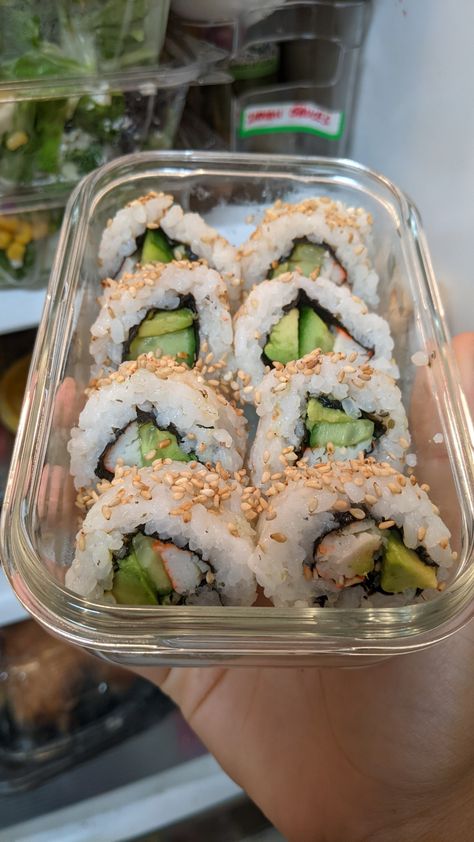 Sushi School Lunch, Sushi Lunch Box Ideas, Easy Sushi Rolls, Recipes Sushi, Lunch Sushi, Snack Sushi, Aesthetic Sushi, California Roll Sushi, Sushi Aesthetic