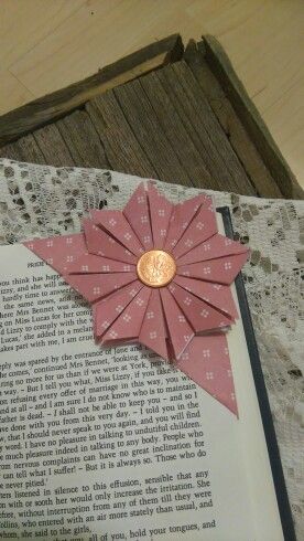 Flower Bookmark. I found the tutorial on Pinterest and this is what I came up with!  I really like it! Just wish I could have found my brads.  http://craftingupastorm.blogspot.co.uk/2013/04/origami-bookmark.html?m=1 Origami Reindeer, Bookmark Crochet Tutorial, Bookmark Easy, Paper Origami Flowers, Bookmark Flower, Recycled Paper Crafts, Bookmark Crochet, Handmade Bookmarks Diy, Origami Bookmark