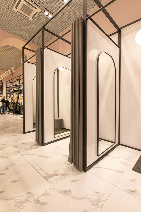 Try Room Ideas For Boutique, Dressing Room Design Retail, Narrow Retail Store Design, Interior Design Fashion Store, Store Interior Design Boutiques, Show Room Design Fashion, Retail Store Interior Design Boutiques, Simple Boutique Interior, Black Shop Interior