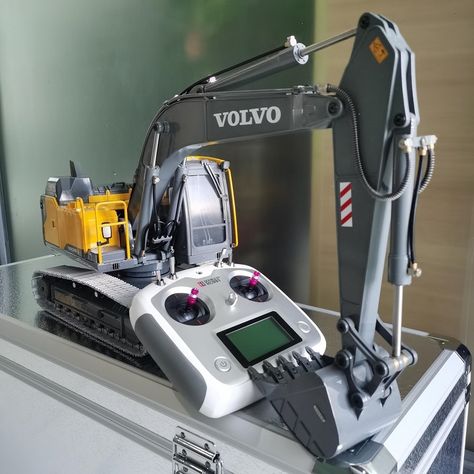 Rc Construction Equipment, Volvo Excavator, Micro Rc, Remote Control Trucks, Hydraulic Excavator, Construction Machines, Spiderman Pictures, Rc Trucks, Heavy Machinery