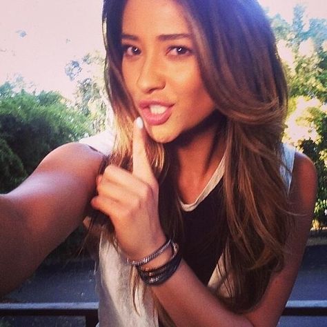 Shhhhh!!!! Spencer And Toby, Emily Fields, Mysterious Girl, Shay Mitchell, Woman Crush, Pretty Selfies, The Cast, Pretty Little Liars, Serie Tv