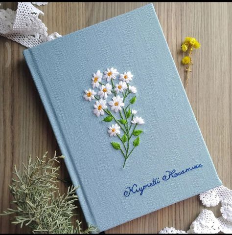 Embroidery Nature Scene, Embroidered Book Cover, Pretty Journals Covers, Embroidery Book Cover, Embroidery Notebook, Books Embroidery, Embroidery Daisy, Embroidered Notebook, Crochet Step By Step