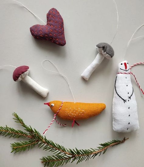 Bird Christmas Ornaments Diy, Diy Tree Ornaments, Sewn Christmas Ornaments, Jul Diy, Felt Christmas Tree Decorations, Sewing Christmas Gifts, Christmas Decs, Christmas Tree Snowman, Bird Christmas Ornaments