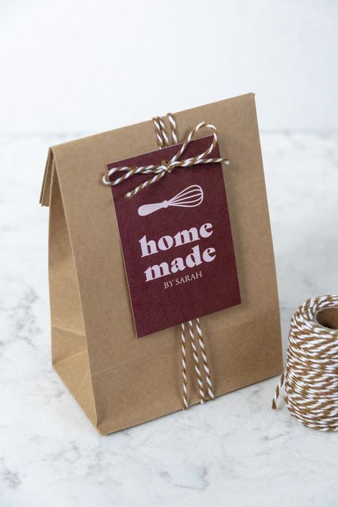 Free Printable Homemade Gift Tags. Custom from the kitchen of gift tags for homemade cookies, cakes and baked treats. Graham Balls Packaging Ideas, Homemade Personalized Gifts, Cookie Gift Packaging, Baked Gifts, Homemade Gift Tags, Faking It, Baking Packaging, Gifts Box, Free Printable Tags