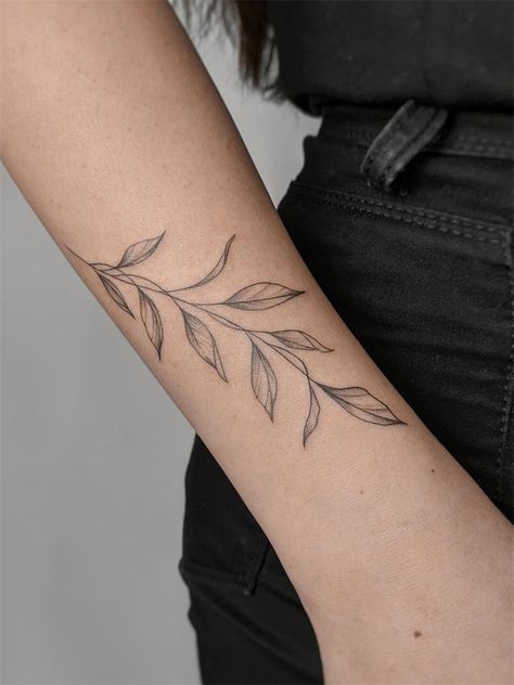 30 Minimalist Leaf Tattoos Ideas for Women that Celebrate the Fall - Flymeso Blog Arm Tattoo Leaves, Rhino Tattoo, Flower Vine Tattoos, Tattoos Ideas For Women, Butterfly With Flowers Tattoo, 42 Tattoo, Autumn Tattoo, Leaf Tattoo, Western Tattoos