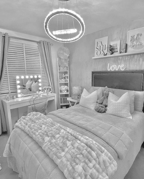 Bedroom Ideas Silver, Gray And White Themed Bedroom, Grey Girls Bedroom Ideas, Silver And Gray Bedroom, White Room Ideas Bedroom, Gray Girls Bedroom Ideas, Gray White And Pink Bedroom, Grey White And Pink Bedroom, Bedroom Grey And White