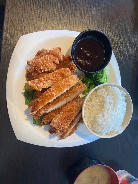 a plate of chicken katsu with a side of rice, broccoli, and sauce Chicken Katsu Bowl, Crispy Chicken Katsu, Japanese Chicken Katsu, Inside Out Sushi, Japanese Sushi Restaurant, Chicken Sushi, Japanese Chicken, Chicken Katsu, Sushi Restaurant