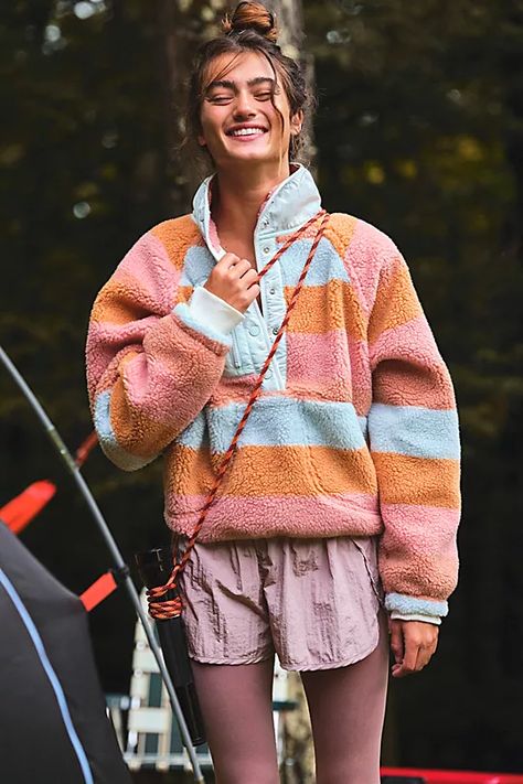 The Best Fleece Jackets & Pullovers, Approved By Gorpcore Fanatics #refinery29 https://www.refinery29.com/en-us/fleece-fashion-trend#slide-1 Fleece Outfit, Fleece Jackets, Free People Activewear, Pullover Outfit, Outfit Trends, Print Pullover, Mode Inspiration, Mode Outfits, Fleece Jacket