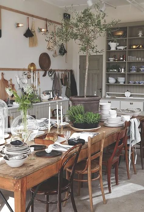 French Farmhouse Dining Table, Farm House Dining Room, Bohemian Dining Room, Boho Dining Room, French Kitchen Decor, Wood Dining Room Table, Rustic Country Kitchens, Family Dining Rooms, Country Dining Rooms