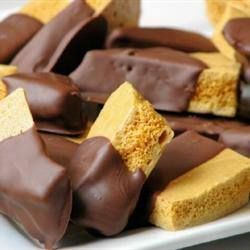 Try Sponge Toffee (Angel Food Candy)! You'll just need 1 cup white sugar, 1 cup dark corn syrup, 1 tablespoon vinegar, 1 tablespoon baking soda, 1 pound... Angel Food Candy, Sponge Toffee, Honeycomb Recipe, Honeycomb Candy, Fairy Food, Food Candy, Golden Syrup, Homemade Candies, Turkey Breast