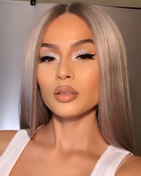 LeeSondra Berovides✨ on Instagram: “Eyes - @hudabeautyshop @hudabeauty obsessions palette in SMOKEY (used sliver shade) + 💎 from michaels / inner corner -…” Natural Sliver Makeup, Sliver Makeup Looks Simple, Revlon Lipgloss, White Eyeshadow Looks, Sliver Makeup, Highlighter Lips, Dark Blue Lipstick, Halo Eye Makeup, Perfect Lip Color