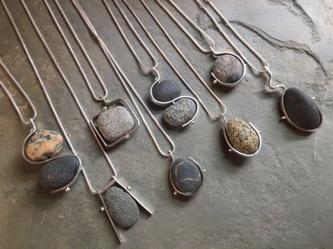 Beach Rock Jewelry Ideas, Beach Rock Jewelry, River Rock Jewelry, Beach Stone Jewelry, Stone Jewelry Diy, Rock Necklaces, Lapidary Jewelry, Beach Stones Jewelry, Silversmithing Jewelry