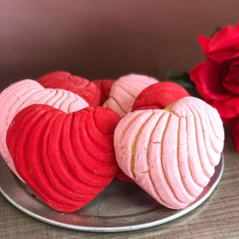 Show them you care with conchas. Forget roses, I want a dozen of these. These heart-shaped Valentine's Day corazonchas are the perfect gift for the loved ones in your life.  Grab a tray... Mexican Bakery, Mexican Treats, Mexican Sweet Breads, Mexican Bread, Mexican Dessert, Sweet Bread, Kawaii Food, Pretty Cakes, Pretty Food