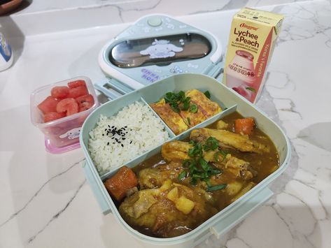 Japanese curry and gyeran maki Traditional Bento Box Lunch, Curry Bento, Bento Box Traditional, Japanese Food Bento, Japanese Grocery, Fake Life, Japanese Curry, Curry Rice, Making Food