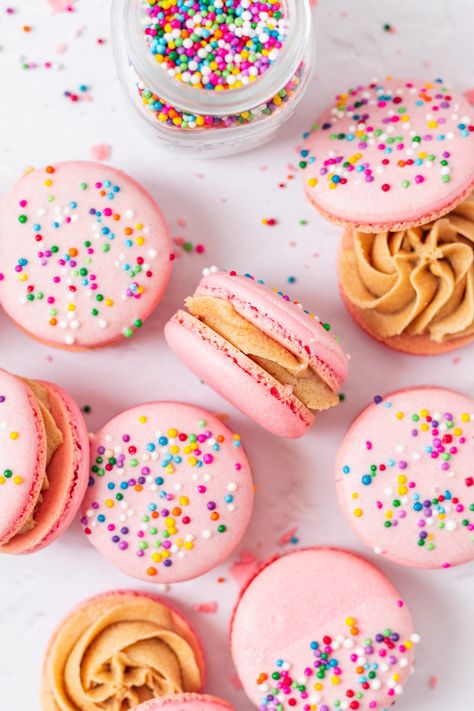 Mom Desserts, Macaron Inspiration, Cookie Macarons, Roll Desserts, Macaron Ideas, Best Macarons, French Macaroon Recipes, Bakery Goods, Macaron Filling