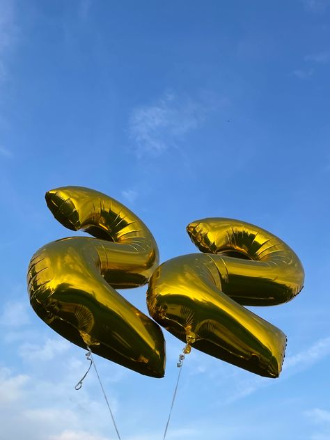 gold 22 number birthday balloons in sky at central park Wallpaper Birthday, Happy Birthday 22, 22nd Birthday Cakes, Birthday Posters, Happy Birthday Love Quotes, Birthday Icon, Glow Birthday, Backyard Birthday, 21st Birthday Photoshoot